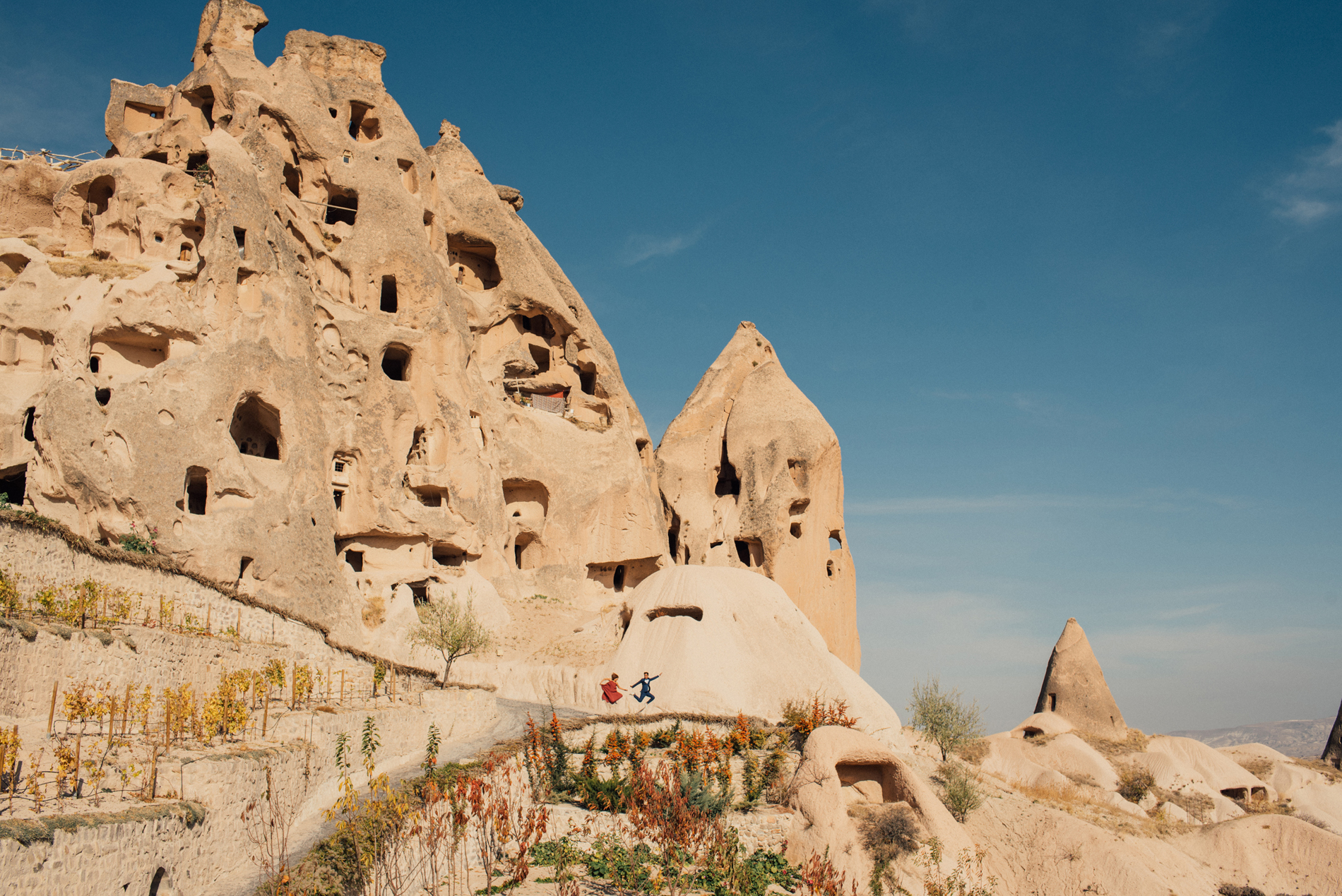 sandy and fadli adventurous pre wedding photo shoot in cappadocia turkey